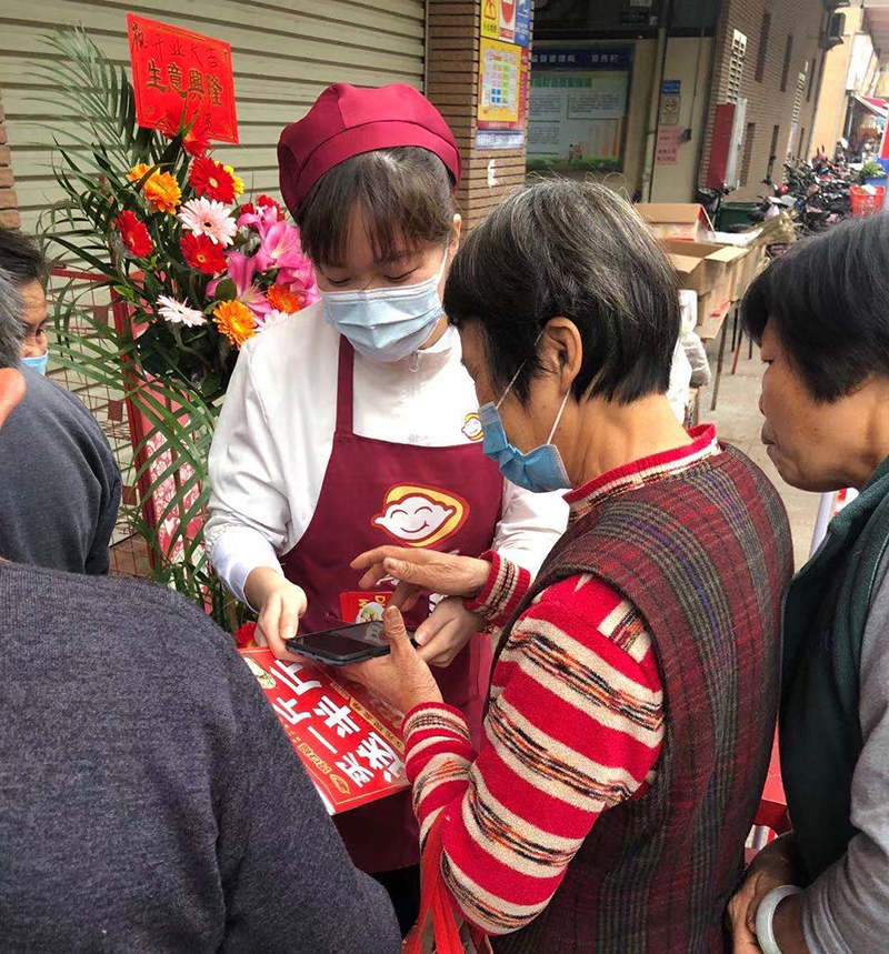 何老板萬萬沒想到，自己的餃子云吞店開業的第一天就門庭若市